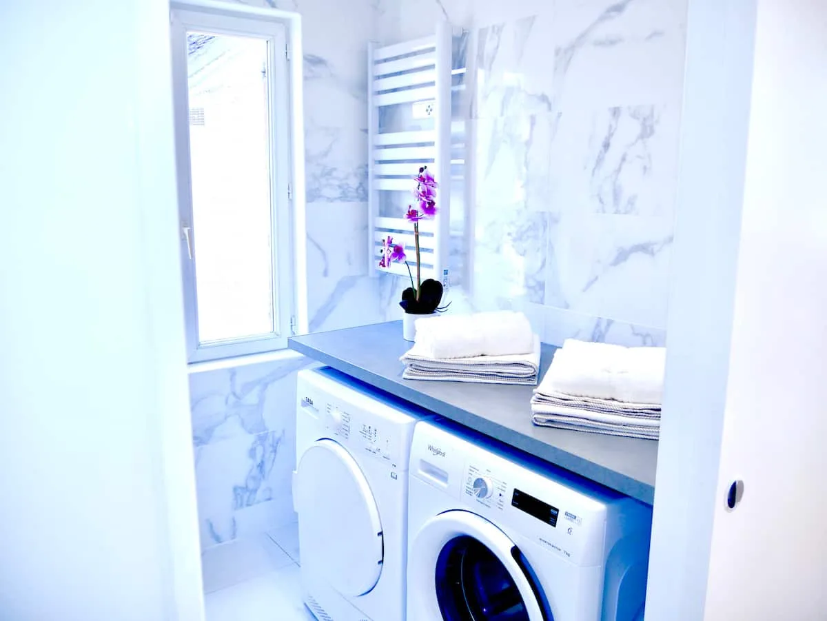 Salle de bain avec lave-linge