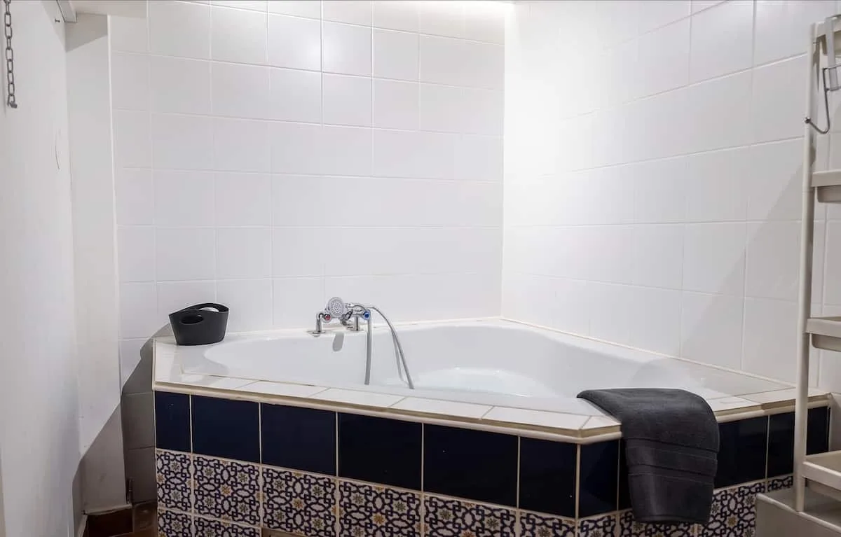 Salle de bain partagée avec baignoire