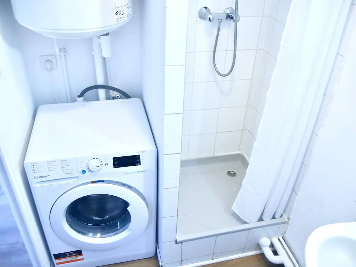 Salle de bain avec lave-linge