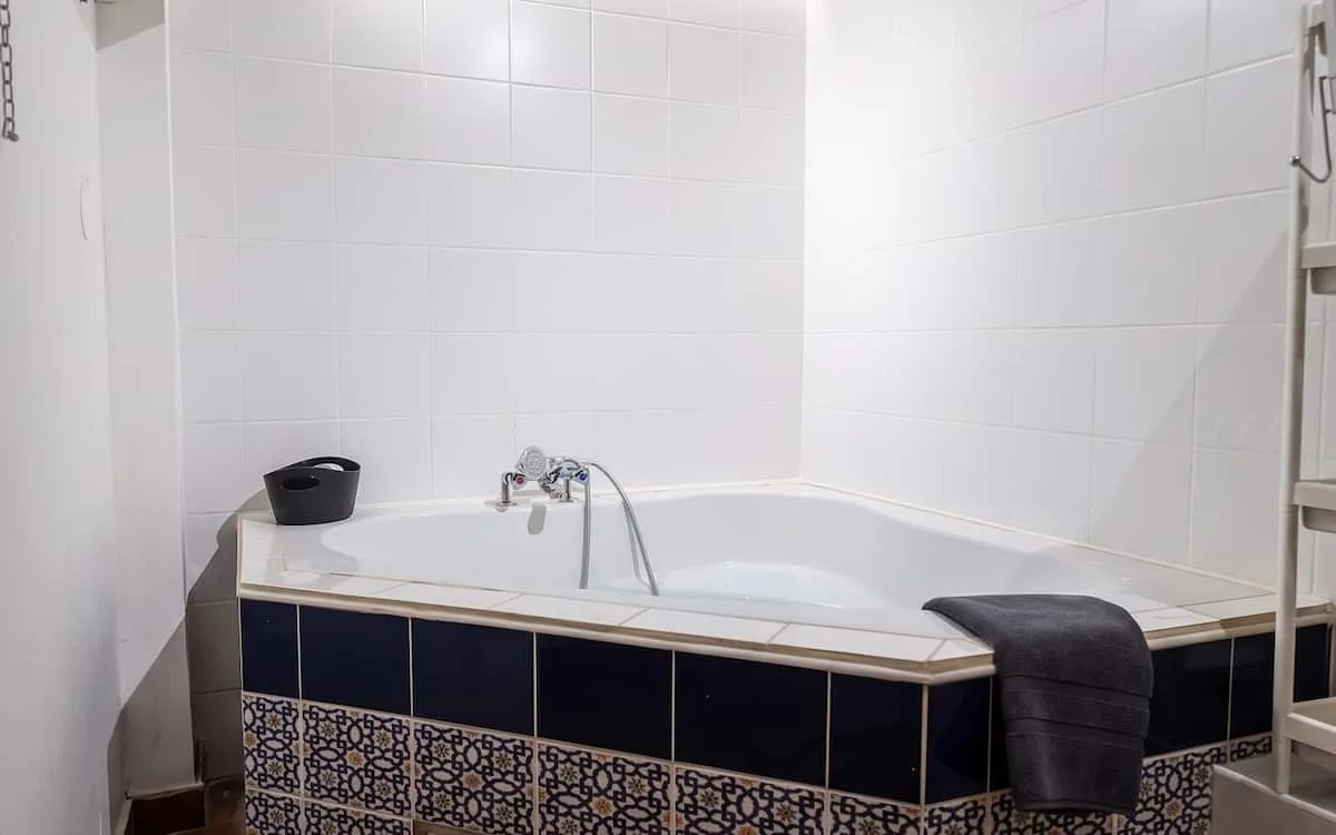 Salle de bain partagée avec baignoire