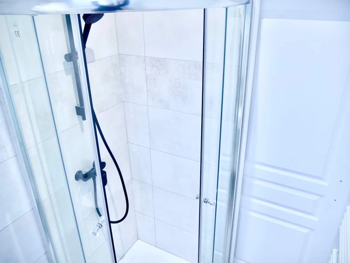 Salle de bain partagée